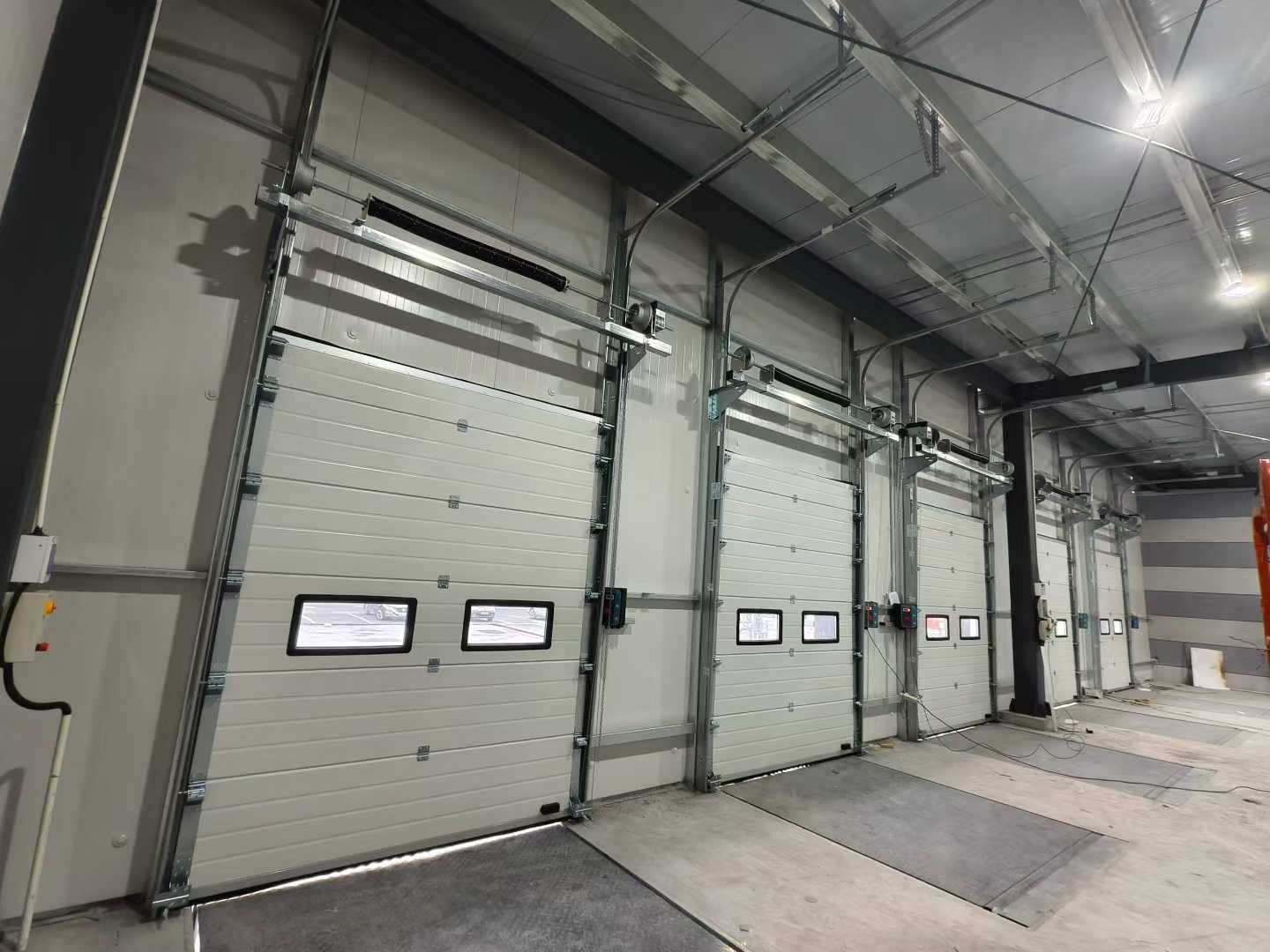 Depo Projeleri için Endüstriyel Seksiyonel Kapılar ve Yükleme Rampalarının Sevkiyatı